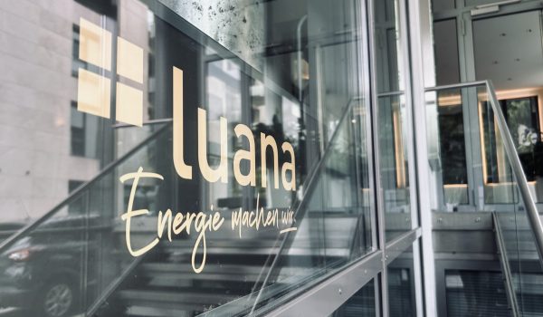 Logo des ökologischen Energieversorgers Luana AG im Treppenhaus des Headquarters in Hamburg.