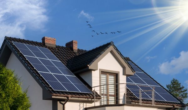 Solarpaket 1: Einfamilienhaus mit Solardach bei blauem Himmel